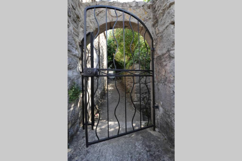 Maison Pierre Et Voute Au Coeur Du Village Balazuc Luaran gambar